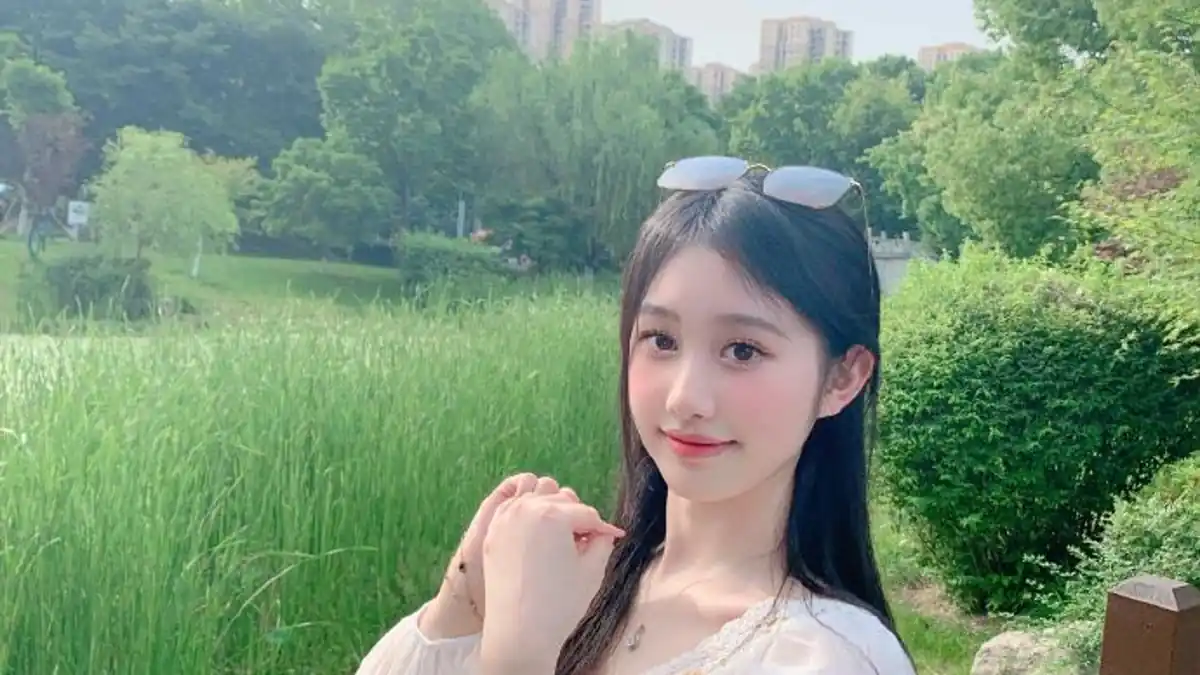 低饱和胶片纹理与公开演艺资料视觉